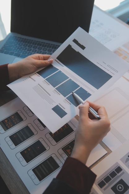 Proceso de diseño de interfaz de usuario de UX para aplicaciones móviles y sitios web modernos Prototipo creativo de wireframe para desarrollador de aplicaciones profesional