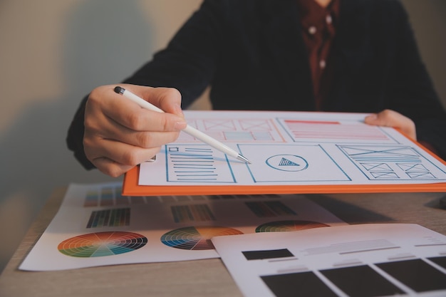 Proceso de diseño de interfaz de usuario de UX para aplicaciones móviles y sitios web modernos Prototipo creativo de wireframe para desarrollador de aplicaciones profesional