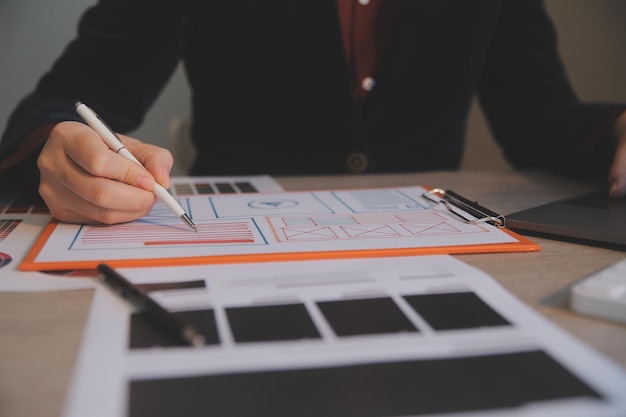 Proceso de diseño de interfaz de usuario de UX para aplicaciones móviles y sitios web modernos Prototipo creativo de wireframe para desarrollador de aplicaciones profesional