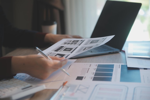 Proceso de diseño de interfaz de usuario de UX para aplicaciones móviles y sitios web modernos Prototipo creativo de wireframe para desarrollador de aplicaciones profesional