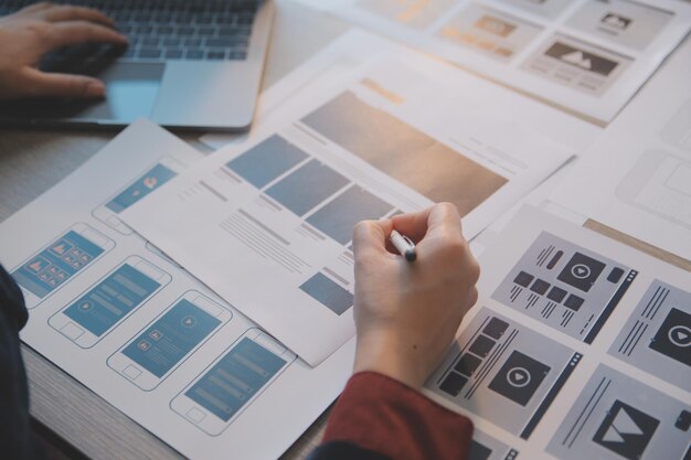 Proceso de diseño de interfaz de usuario de UX para aplicaciones móviles y sitios web modernos Prototipo creativo de wireframe para desarrollador de aplicaciones profesional