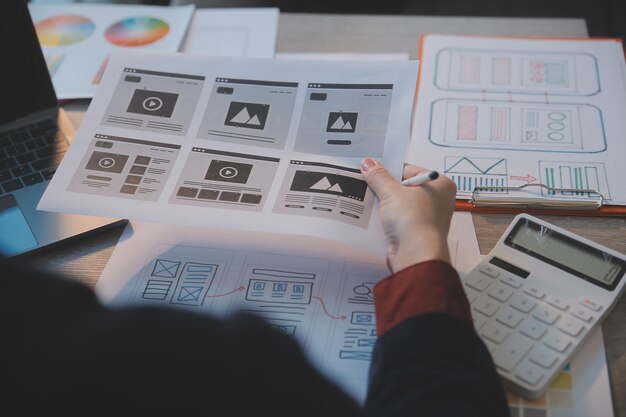 Proceso de diseño de interfaz de usuario de UX para aplicaciones móviles y sitios web modernos Prototipo creativo de wireframe para desarrollador de aplicaciones profesional