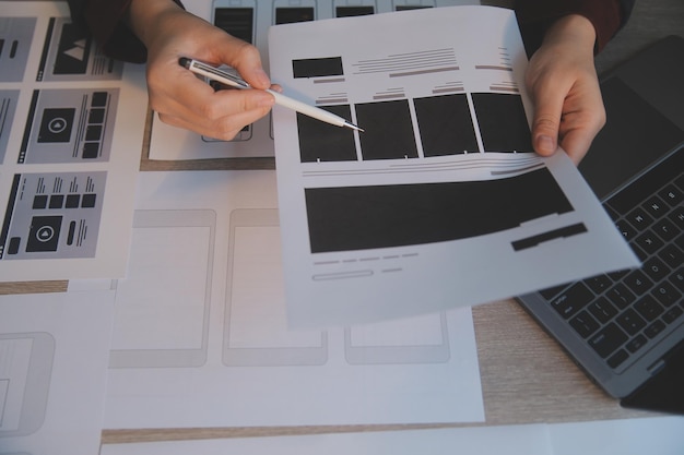 Proceso de diseño de interfaz de usuario de UX para aplicaciones móviles y sitios web modernos Prototipo creativo de wireframe para desarrollador de aplicaciones profesional