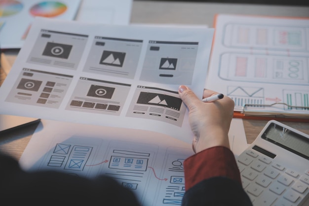 Proceso de diseño de interfaz de usuario de UX para aplicaciones móviles y sitios web modernos Prototipo creativo de wireframe para desarrollador de aplicaciones profesional