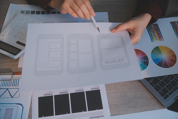 Proceso de diseño de interfaz de usuario de UX para aplicaciones móviles y sitios web modernos Prototipo creativo de wireframe para desarrollador de aplicaciones profesional