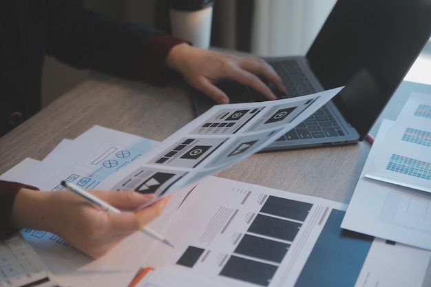 Proceso de diseño de interfaz de usuario de UX para aplicaciones móviles y sitios web modernos Prototipo creativo de wireframe para desarrollador de aplicaciones profesional