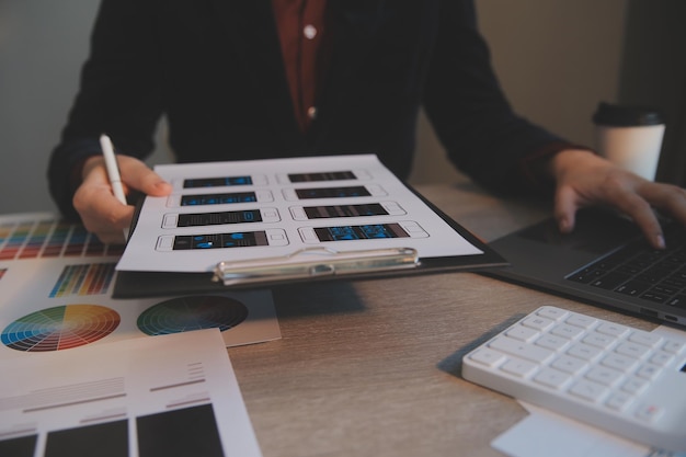 Proceso de diseño de interfaz de usuario de UX para aplicaciones móviles y sitios web modernos Prototipo creativo de wireframe para desarrollador de aplicaciones profesional