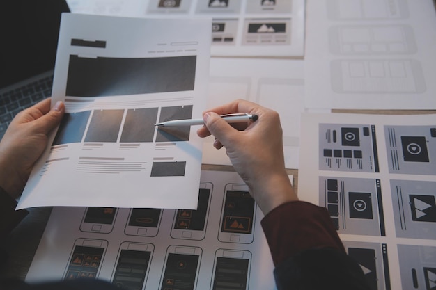 Proceso de diseño de interfaz de usuario de UX para aplicaciones móviles y sitios web modernos Prototipo creativo de wireframe para desarrollador de aplicaciones profesional