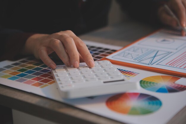 Proceso de diseño de interfaz de usuario de UX para aplicaciones móviles y sitios web modernos Prototipo creativo de wireframe para desarrollador de aplicaciones profesional