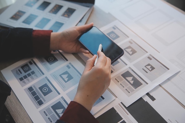 Proceso de diseño de interfaz de usuario de UX para aplicaciones móviles y sitios web modernos Prototipo creativo de wireframe para desarrollador de aplicaciones profesional