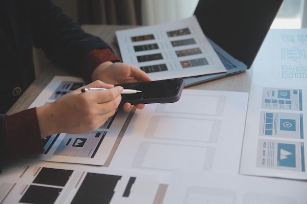 Proceso de diseño de interfaz de usuario de UX para aplicaciones móviles y sitios web modernos Prototipo creativo de wireframe para desarrollador de aplicaciones profesional
