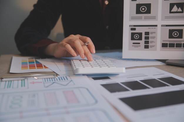 Proceso de diseño de interfaz de usuario de UX para aplicaciones móviles y sitios web modernos Prototipo creativo de wireframe para desarrollador de aplicaciones profesional