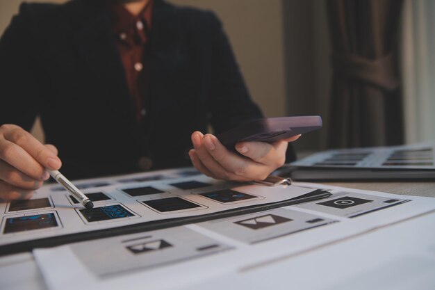 Proceso de diseño de interfaz de usuario de UX para aplicaciones móviles y sitios web modernos Prototipo creativo de wireframe para desarrollador de aplicaciones profesional
