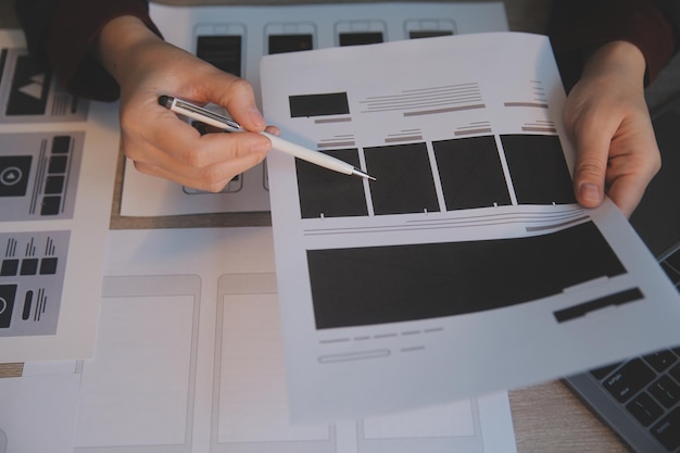 Proceso de diseño de interfaz de usuario de UX para aplicaciones móviles y sitios web modernos Prototipo creativo de wireframe para desarrollador de aplicaciones profesional