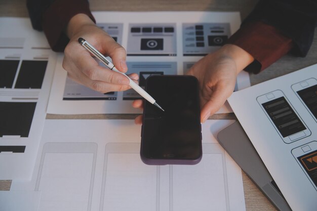 Proceso de diseño de interfaz de usuario de UX para aplicaciones móviles y sitios web modernos Prototipo creativo de wireframe para desarrollador de aplicaciones profesional