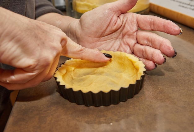 Proceso de elaboración de la base para Tarta Redonda de Crema con Chocolate y Fresas Receta Francesa