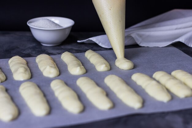 El proceso de elaboración de galletas savojardi.