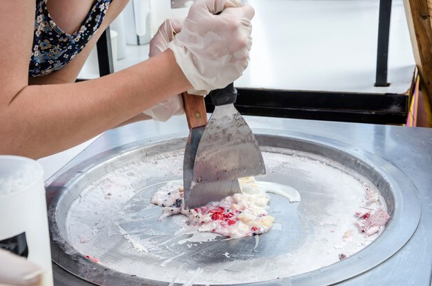 El proceso de elaboración de helados callejeros con bolas