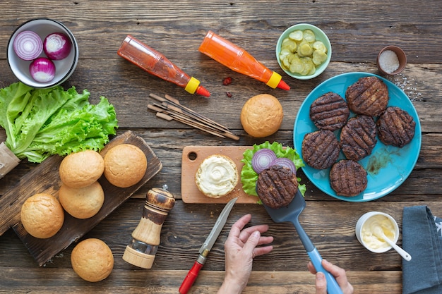 Proceso de elaboración de una jugosa hamburguesa