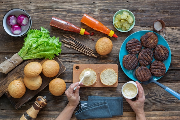 Proceso de elaboración de una jugosa hamburguesa