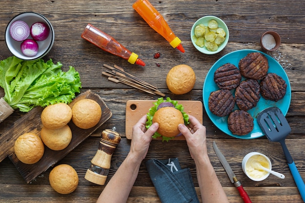 Proceso de elaboración de una jugosa hamburguesa