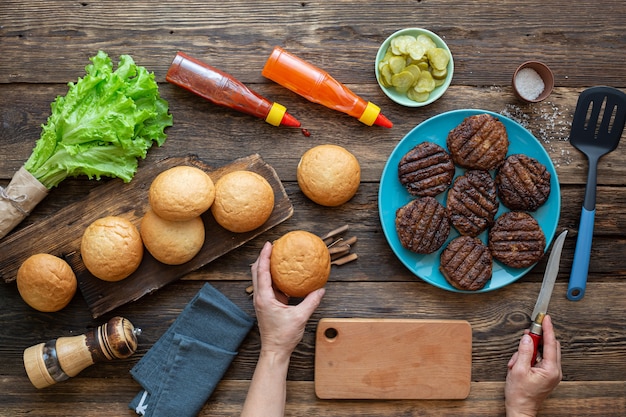 Proceso de elaboración de una jugosa hamburguesa.