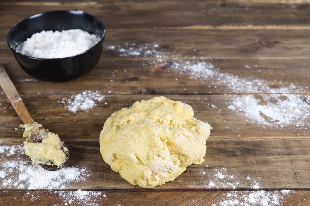 Proceso de elaboración de masa para pan de muerto. Concepto de panadería.