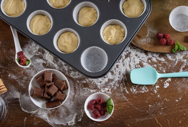 El proceso de elaboración de postres. Tartas de crema, magdalenas, galletas, comestibles. La cocina y la pastelería elaboran postres.