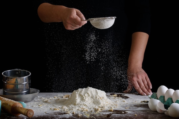 El proceso de elaboración de postres. Tartas de crema, magdalenas, galletas, comestibles. La cocina y la pastelería elaboran postres.