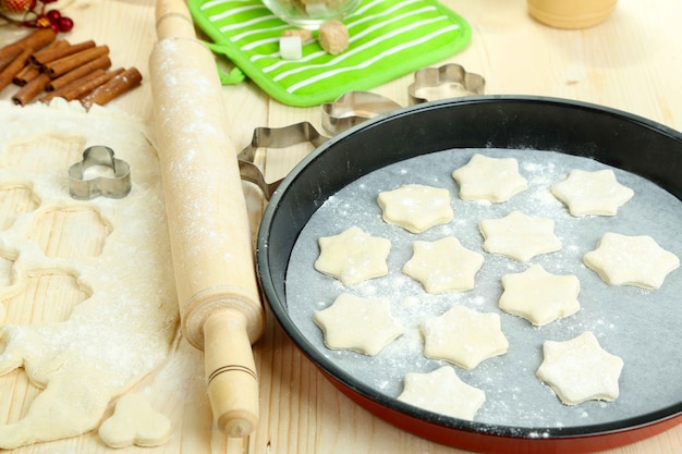 Proceso de elaboración de primer plano de galletas de año nuevo