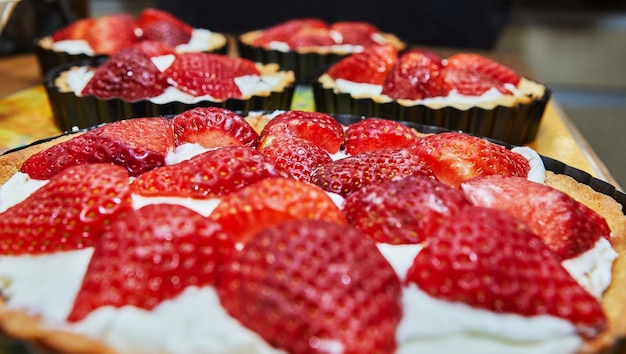 Proceso de elaboración Tarta redonda de crema con chocolate y fresas Receta francesa