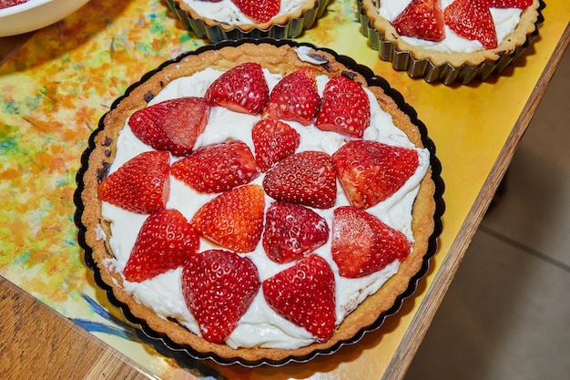 Proceso de elaboración Tarta redonda de crema con chocolate y fresas Receta francesa