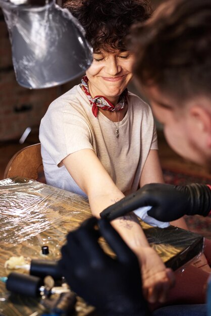 Proceso de elaboración de tatuajes.