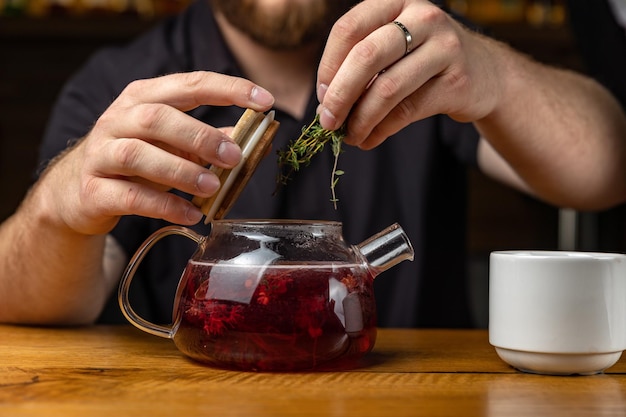 Proceso de elaboración del té, ceremonia del té, una taza de té recién hecho, luz cálida y suave. enfoque suave.