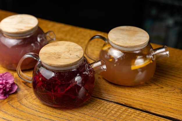 Proceso de elaboración del té, ceremonia del té, una taza de té recién hecho, luz cálida y suave. enfoque suave.