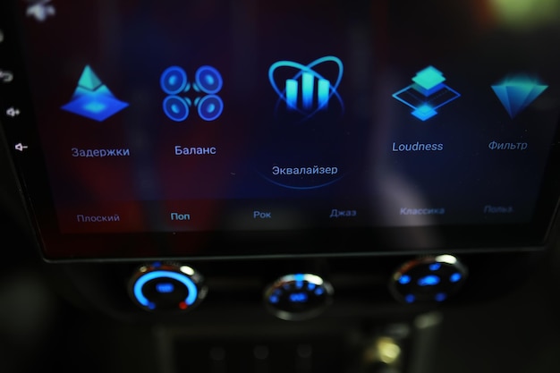 El proceso de elección del control climático en el automóvil Varios controles en los interruptores automáticos Interior moderno del automóvil