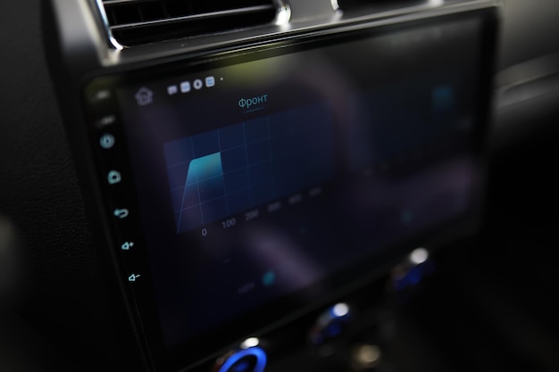 El proceso de elección del control climático en el automóvil Varios controles en los interruptores automáticos Interior moderno del automóvil