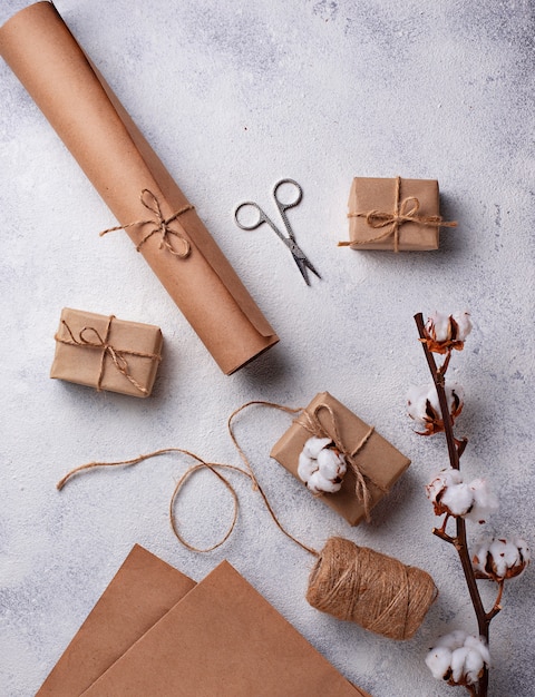 Foto proceso de embalaje de cajas de regalos en papel artesanal.