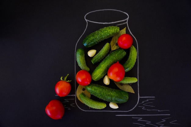 El proceso de enlatado de pepinos y tomates para el invierno.