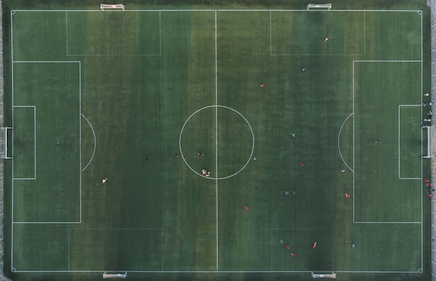Foto proceso de entrenamiento en el campo de fútbol vista aérea