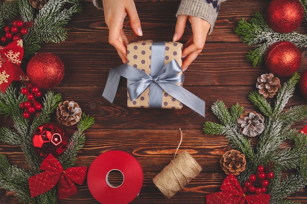 Proceso de envolver regalos y decorar para las vacaciones de Navidad de cerca