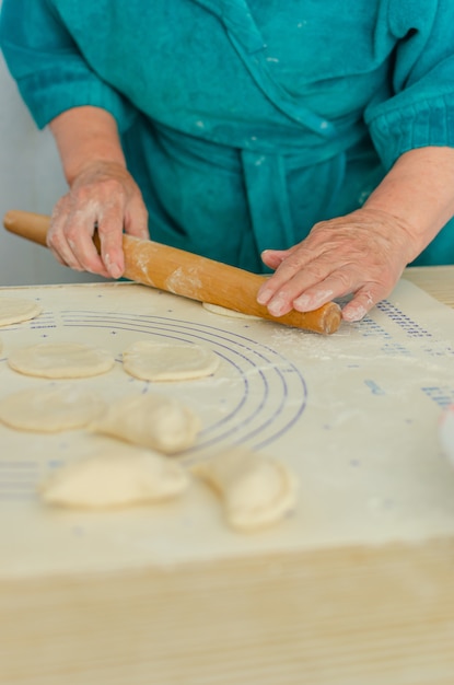 Proceso de esculpir pierogi casero. La abuela prepara un plato nacional ucraniano: vareniki.