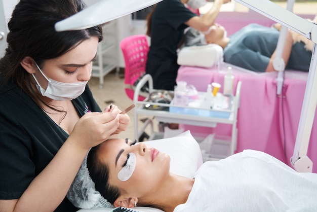 Proceso de extensiones de pestañas en el estudio de belleza.