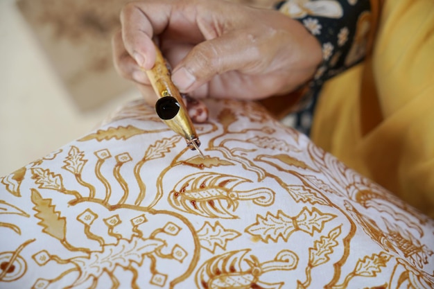 El proceso de fabricación de batik Batik es una moda de arte tradicional hecha a mano de Indonesia.