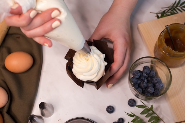 Proceso de fabricación de cupcake de chocolate casero con crema