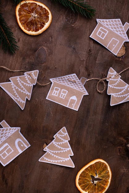 Foto proceso de fabricación de guirnaldas de árboles de navidad artesanales de papel ecológico