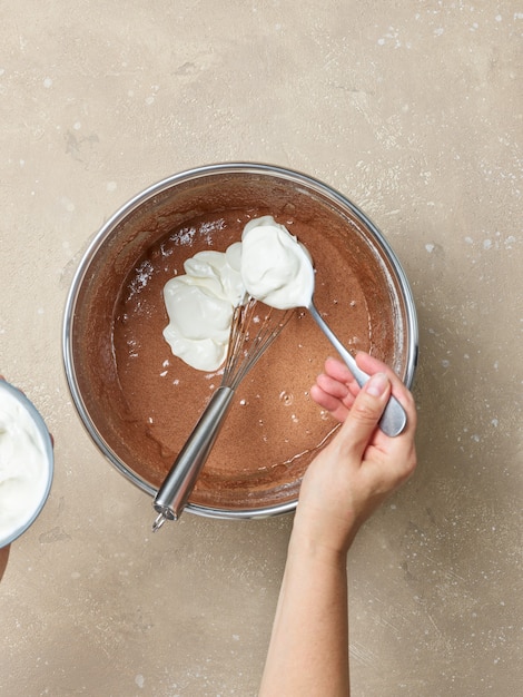 Proceso de fabricación de masa de pastel de chocolate, agregando yogur a la masa, vista superior