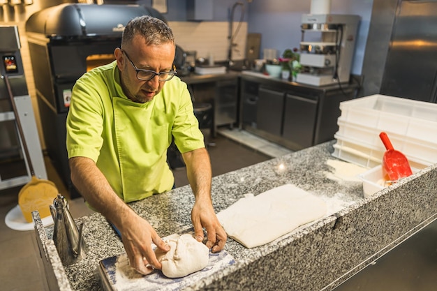 Proceso de fabricación de masa de pizza en la cocina del restaurante chef profesional