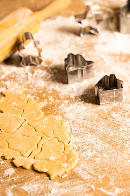 Foto el proceso de fabricación de moldes de galletas de harina de galletas en la mesa.