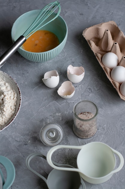 Proceso de fabricación de panqueques. Lugar de trabajo del chef con inventario de cocina e ingredientes en un gris